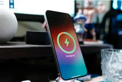 云和苹果15换屏服务分享用什么充电器给iPhone15充电更好 